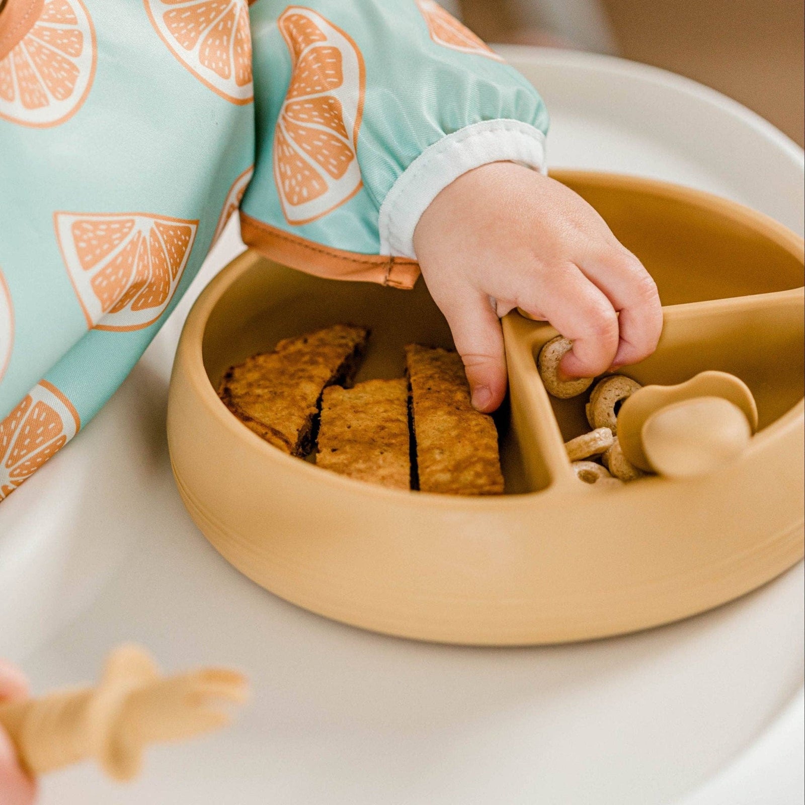 Suckie Scoop Divided Suction Plate: Biscoff
